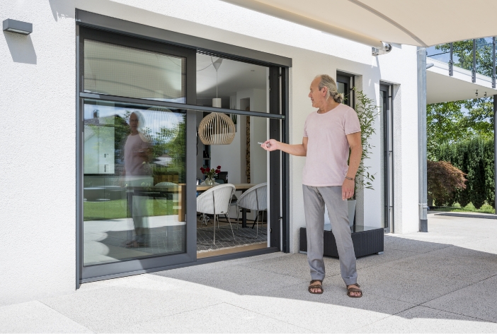 Neher Elektrorollo für Insektenschutz, motorisiert steuerbar mit feinem, transparentem Gewebe.