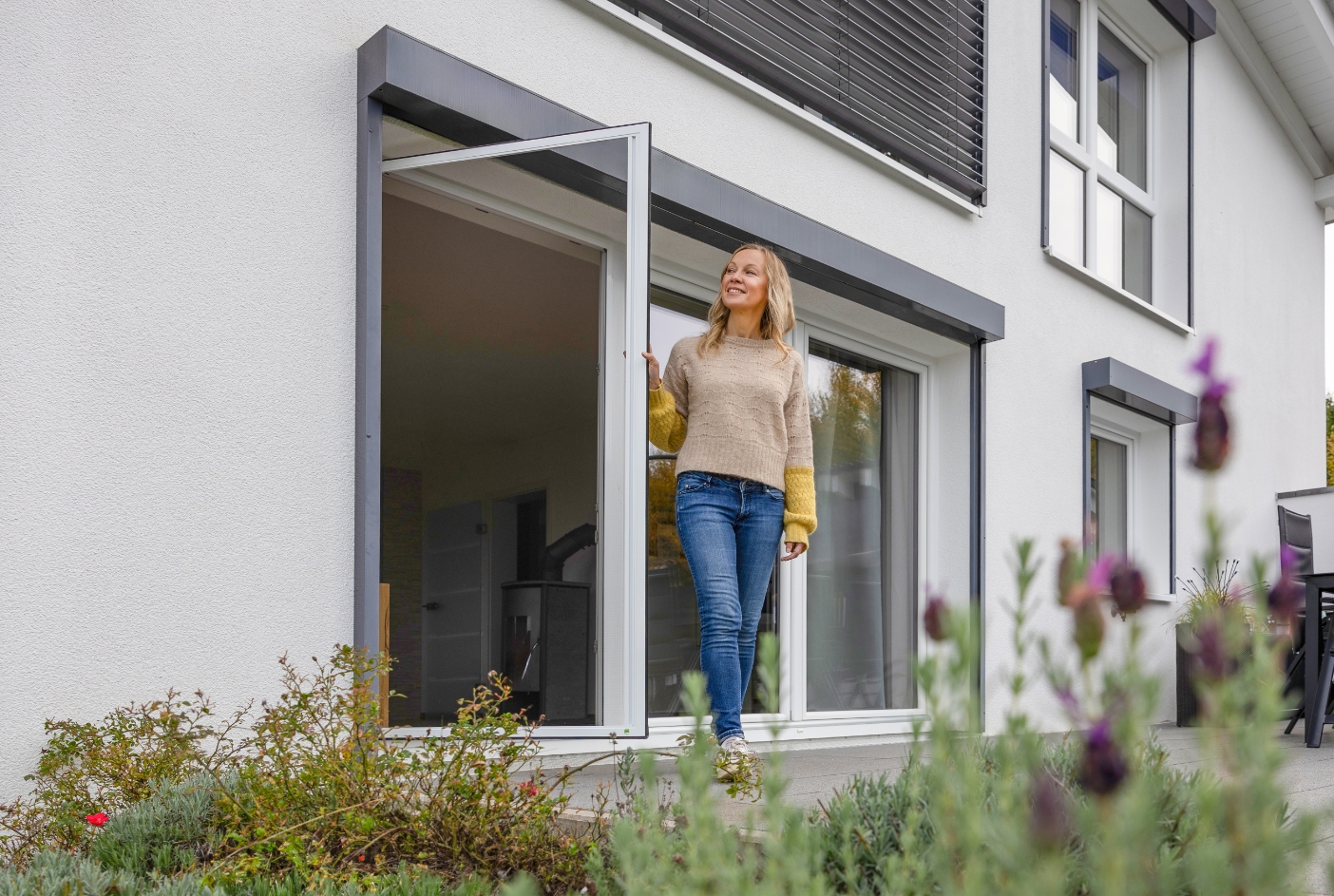 Neher Insektenschutz-Pendeltür ohne Sprosse am Terrasseneingang; klare, ununterbrochene Sicht nach draußen, schlanke Aluminiumprofile und selbstschließender Komfort.