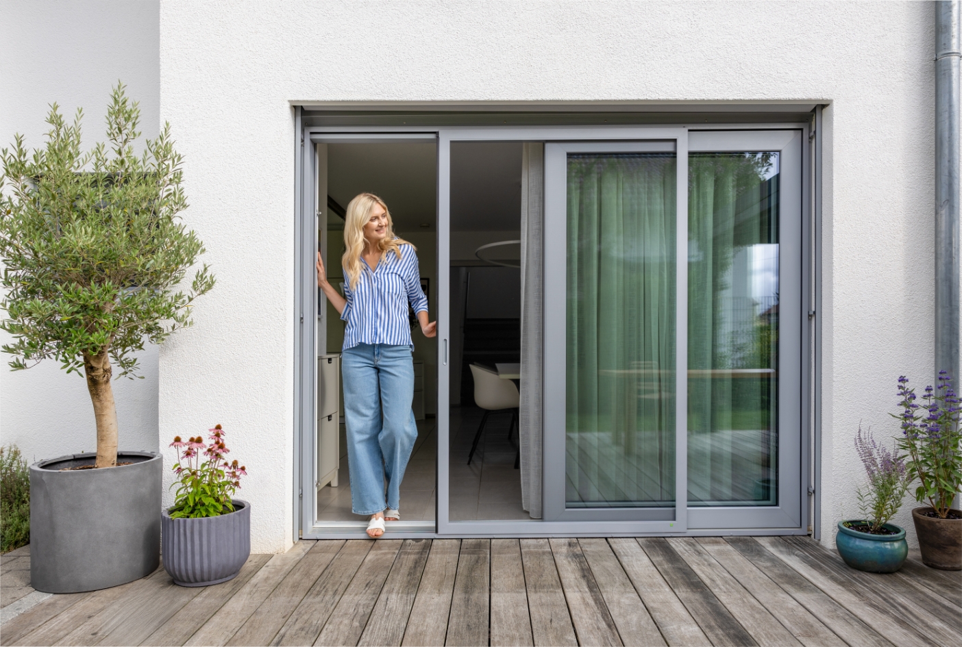 Bedienfreundliche Neher Schiebeanlage mit klarer Sicht; platzsparendes Schieben entlang der Fassade, stabile Führungsschienen und barrierearmer Zugang.